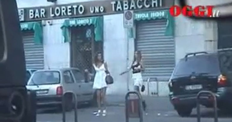 Un vdeo mostra la desfilada de noies cap a casa de Berlusconi